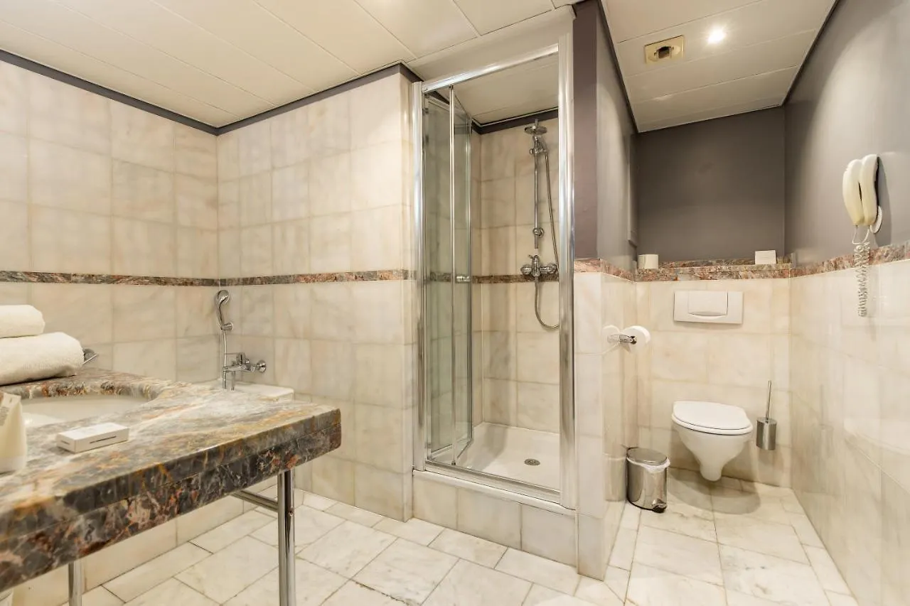 Le Pera 4* Paris